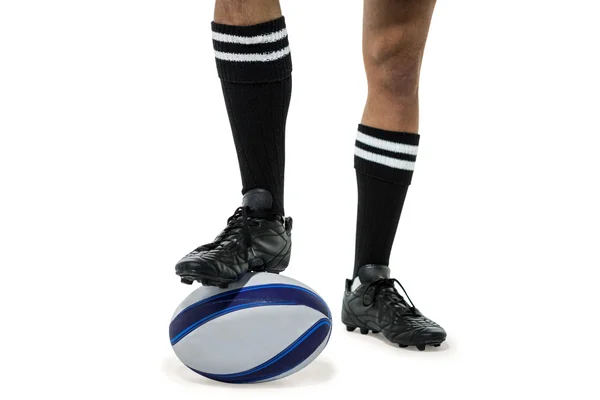 Joueur de rugby en chaussettes noires sur la balle — Photo