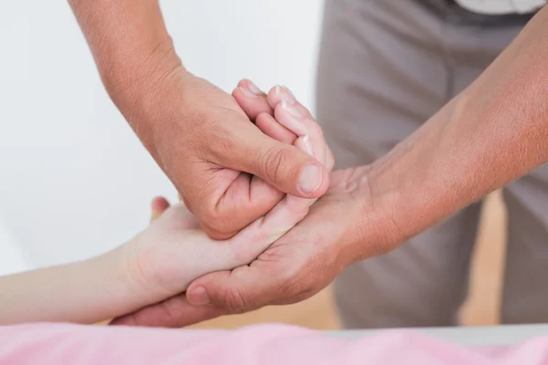 Fisioterapeuta fazendo massagem nas mãos — Fotografia de Stock