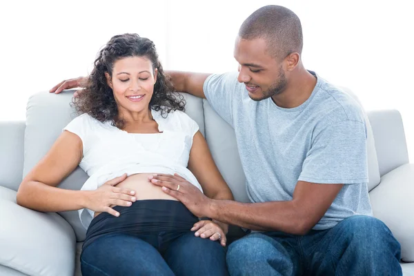 Casal tocando barriga — Fotografia de Stock