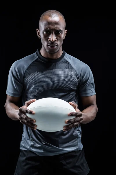 Desportista sério segurando bola de rugby — Fotografia de Stock