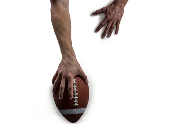 Jogador de futebol americano segurando bola — Fotografia de Stock