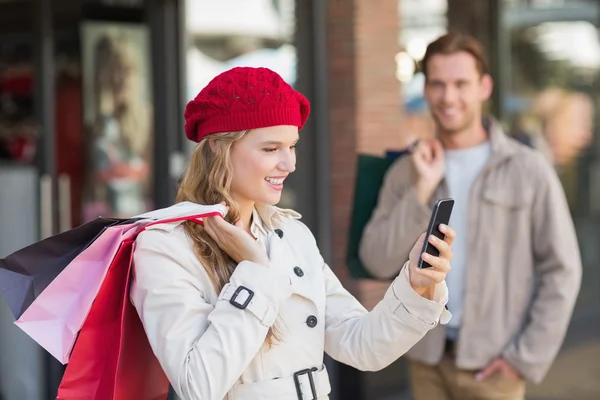 A happy couple with shopping bags — Stock Photo, Image