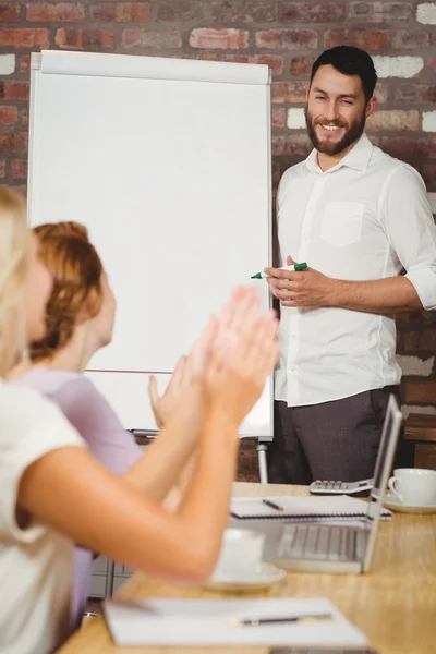 Imprenditrice applaudire colleghi maschi — Foto Stock