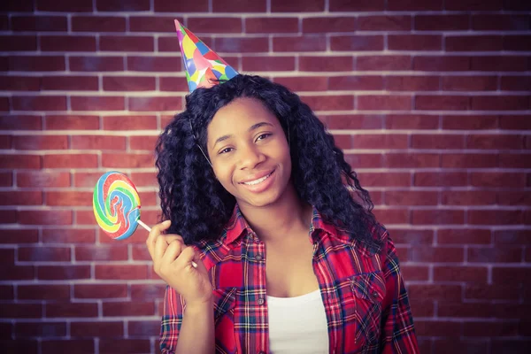 Lindo modelo con sombrero y piruleta —  Fotos de Stock