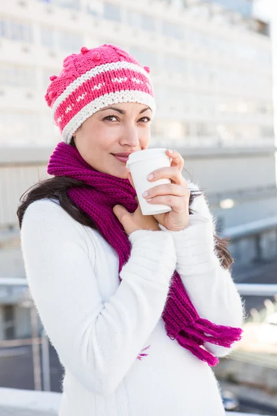 Donna sorridente che beve dalla tazza bianca — Foto Stock