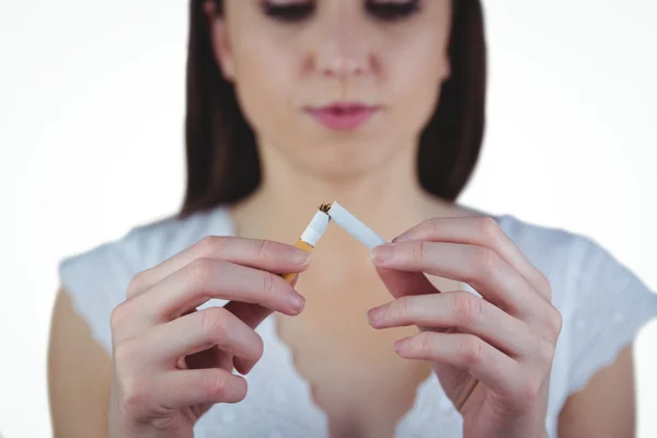 Mujer rompiendo el cigarrillo por la mitad — Foto de Stock