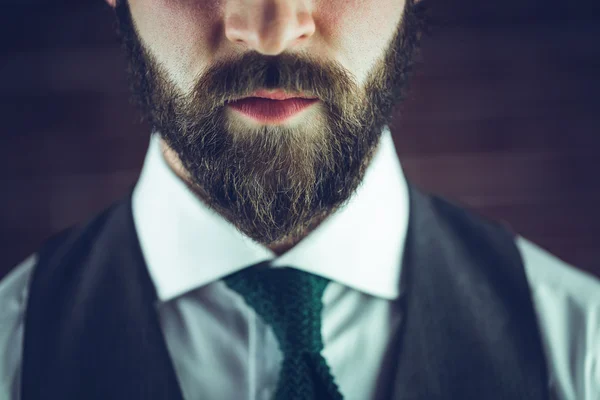 Hombre serio contra la pared — Foto de Stock