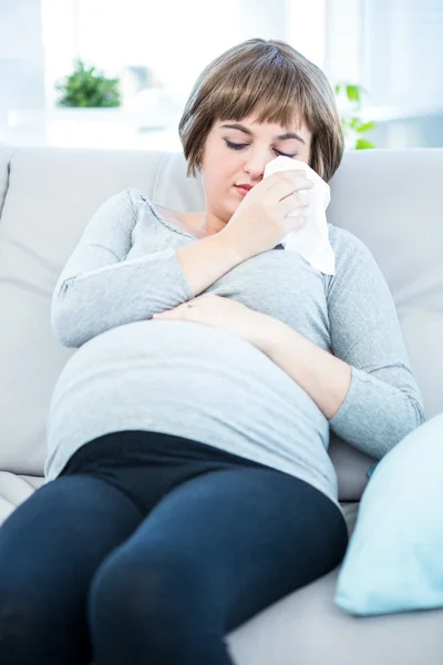 Femme enceinte sur le point d'éternuer — Photo