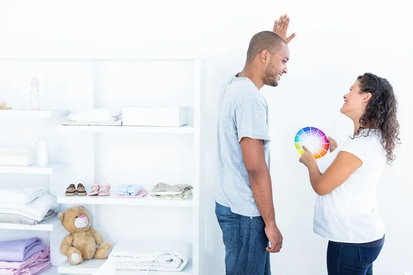 Couple choosing color for a room — Stock Photo, Image