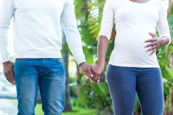 Pareja cogida de la mano mientras camina — Foto de Stock