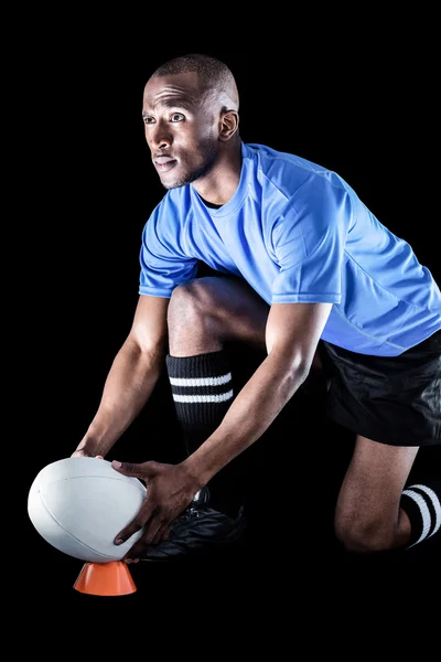 Спортсмен держит мяч для регби — стоковое фото