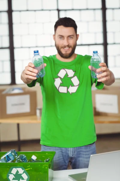 Man bedrijf flessen in office — Stockfoto