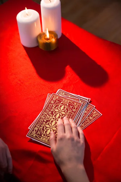 Cajero de la fortuna usando cartas del tarot — Foto de Stock