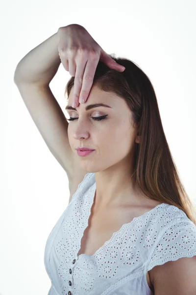 Frau meditiert mit der Hand auf der Stirn — Stockfoto