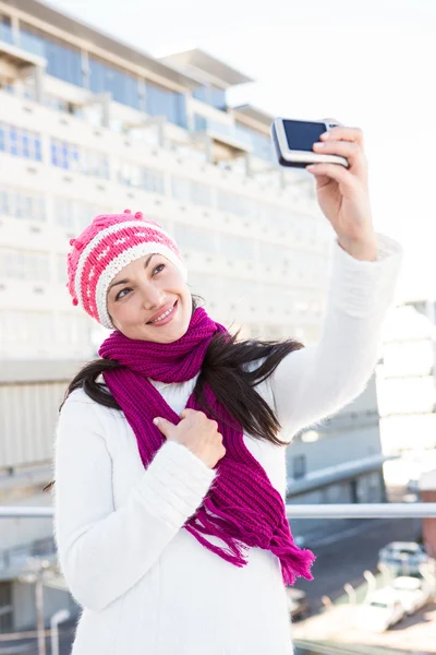 Lycklig kvinna som tar en selfie — Stockfoto