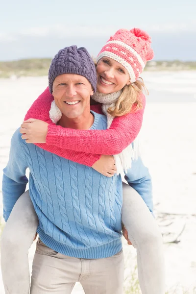 Feliz pareja abrazándose unos a otros — Foto de Stock