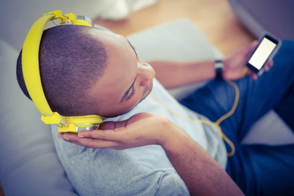 Mann hört Musik — Stockfoto