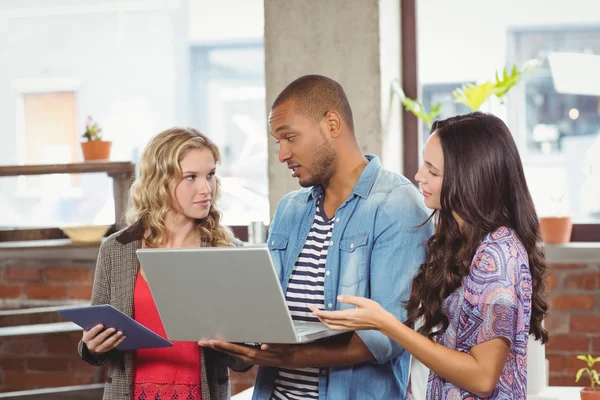 Mensen uit het bedrijfsleven bespreken in creatieve kantoor — Stockfoto