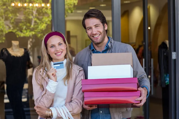 Couple souriant portant des boîtes — Photo