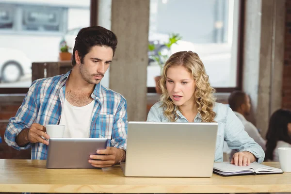 Zakenmensen op zoek naar laptop — Stockfoto