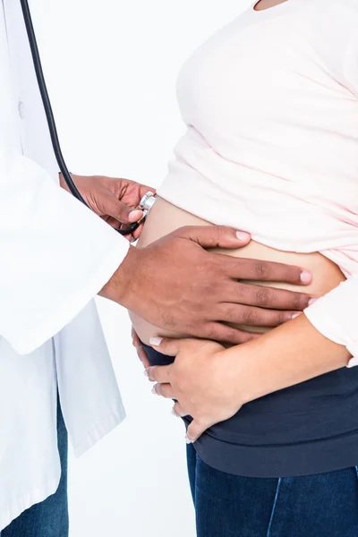 Läkare kontrollera gravid kvinna — Stockfoto