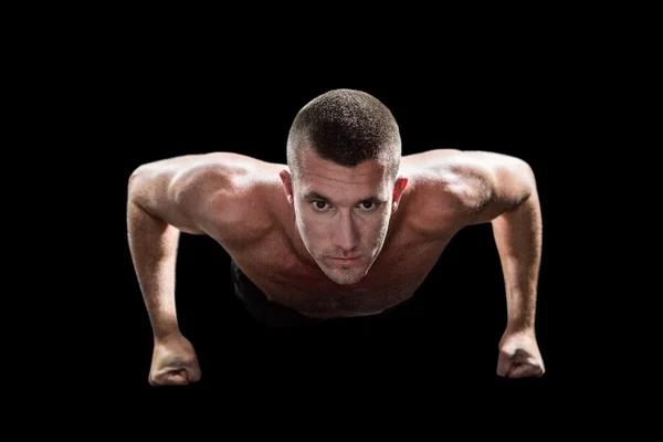 Hombre sin camisa haciendo flexiones — Foto de Stock