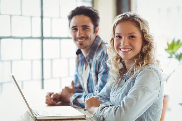 Glücklicher Kollege sitzt im Büro — Stockfoto