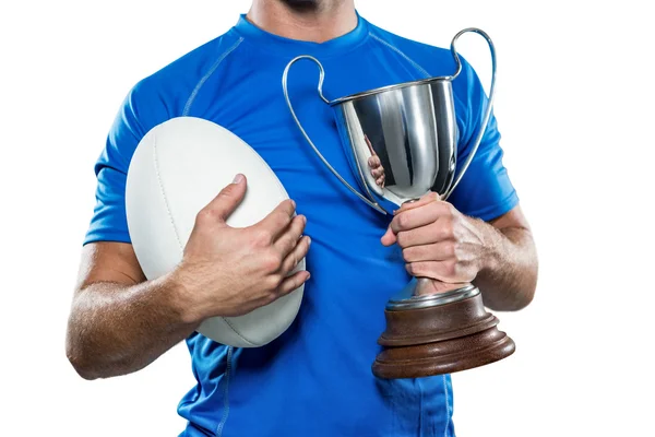 Jugador de rugby sosteniendo trofeo y pelota — Foto de Stock