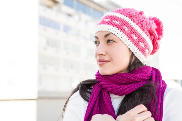 Mujer feliz mirando a su alrededor — Foto de Stock