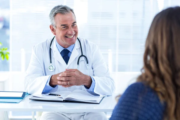 Médico hablando con la mujer — Foto de Stock