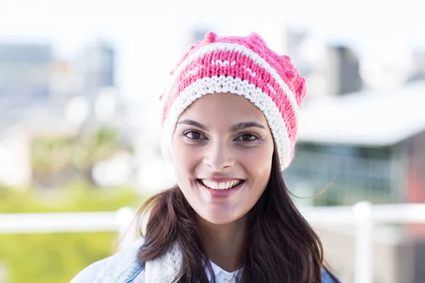 Femme regardant la caméra portant un chapeau laineux — Photo