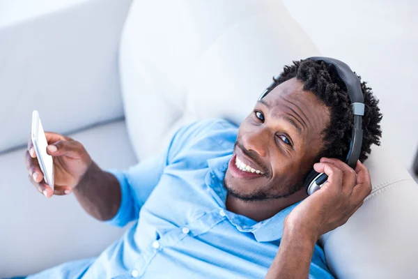 Homem ouvindo música — Fotografia de Stock