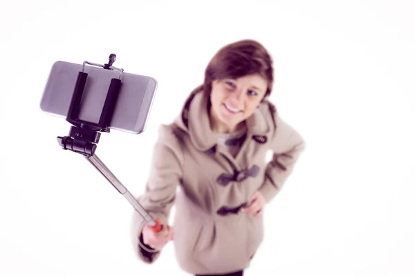 Femme attrayante prenant un selfie — Photo