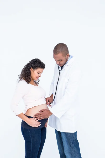 Medico esaminando donna incinta — Foto Stock