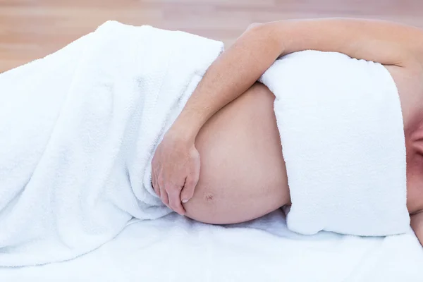 Έγκυος γυναίκα αγγίζει την κοιλιά — Φωτογραφία Αρχείου