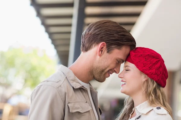 Coppia sorridente al centro commerciale — Foto Stock