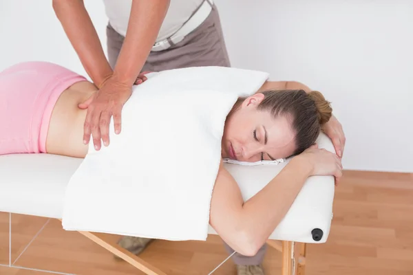 Physiotherapist doing back massage — Stock Photo, Image