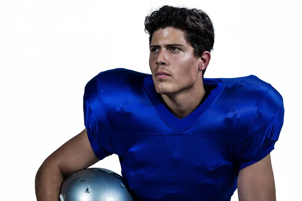 Jogador de futebol americano segurando capacete — Fotografia de Stock