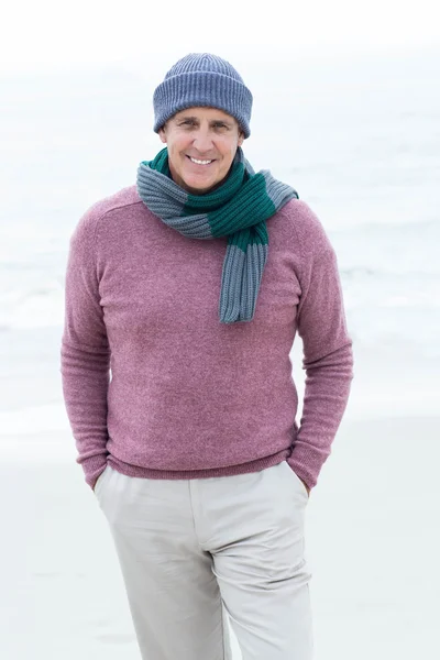 Мужчина в теплой одежде на пляже — стоковое фото