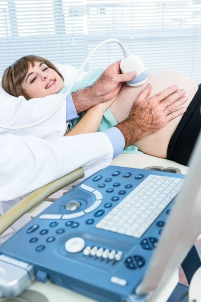 Medico che fa ecografia test sulla donna — Foto Stock