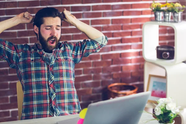 Affärsman gäspningar med händerna upp — Stockfoto