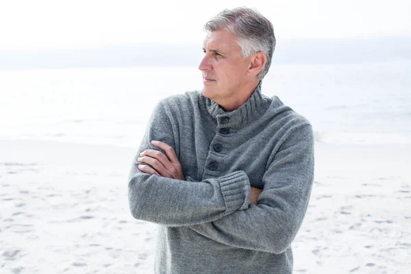 Hombre mirando hacia la playa — Foto de Stock