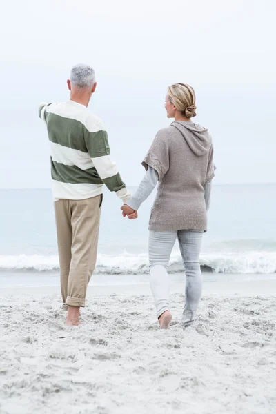 Frau hält Mann die Hand — Stockfoto