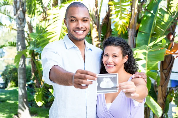 超音波検査を保持している妊娠中の妻を持つ男 — ストック写真