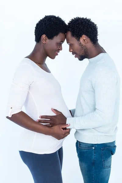 Casal tocando cabeça enquanto em pé — Fotografia de Stock