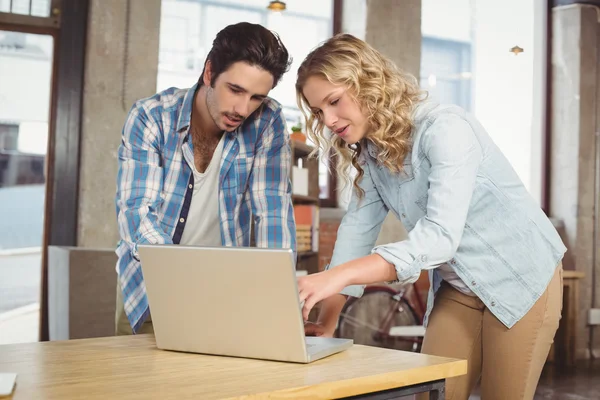 Colegas discutiendo el trabajo en la oficina — Foto de Stock