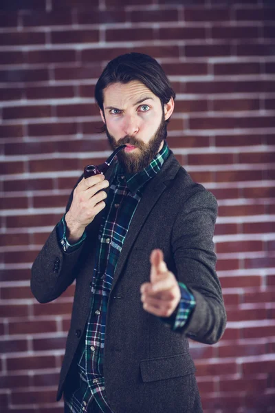 Muž s dýmkou kouření ukazující prst — Stock fotografie