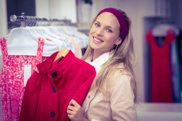 Žena hospodářství červený kabát — Stock fotografie