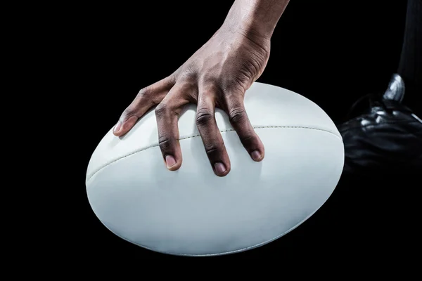 Sportsmann som holder rugbyball – stockfoto