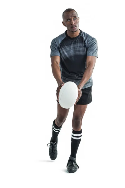 Atleta lanzando pelota de rugby — Foto de Stock